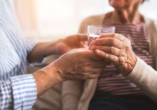 Nguy hiểm của thời tiết lạnh với người cao tuổi và cách xử trí